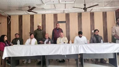 आंवला: आंवला के मझगवां में केबिनेट मंत्री ने नए मतदाताओं के फॉर्म जमा कराए, लोकतांत्रिक प्रक्रिया से जोड़ने का कार्य किया