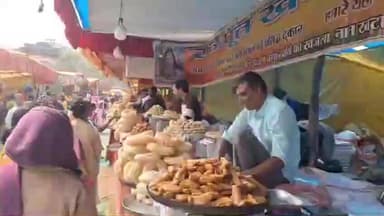 सिमडेगा: सिमडेगा गांधी मेला: उत्तर प्रदेश से आए खाजा की दुकान की खुशबू से गुलजार