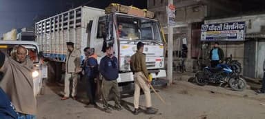 नगर पंचायत भरवाड़ा के बौका चौक के आगे हुआ गाड़ी खराब ।भरवाड़ा जाम