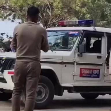 काराकाट: गोराडी प्राथमिक स्वास्थ्य केंद्र के पास पुलिस ने बस से 1 किलो गांजा के साथ एक व्यक्ति को किया गिरफ्तार