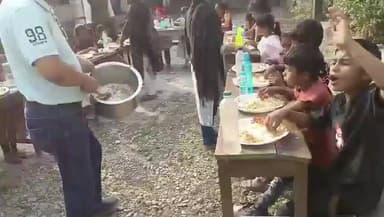 কালচিনি: দলসিংপাড়া সরস্বতী বাংলা প্রাথমিক বিদ্যালয়ের ছাত্রছাত্রীরা স্কুলেই পিকনিকে মজল