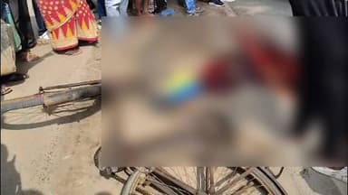 রানাঘাট ১: আত্মীয়ের বাড়ী থেকে ফেরার পথে অ
আনুলিয়ায় FCI এর লড়ির ধাক্কায় মৃত্যু এক প্রাক্তন পুলিশ কর্মীর,এলাকায় উত্তেজনা