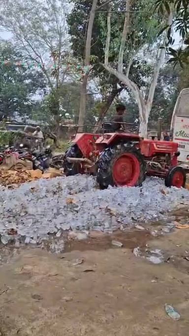 परिहार: परिहार थाना में जब्त शराब का निपटान किया गया, प्रशासन ने दिखाई सख्ती