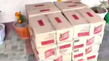 वैशाली: पुलिस ने दो शराब कारोबारियों के साथ भारी मात्रा में शराब, कार और मोबाइल किए ज़ब्त