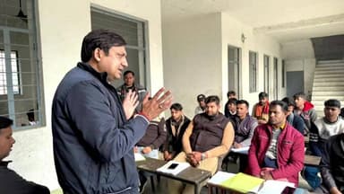 रामपुर: शुक्रवार को मुरसैना में भाजपा जिला अध्यक्ष हरीश गंगवार ने कार्यकर्ताओं के साथ बैठक की