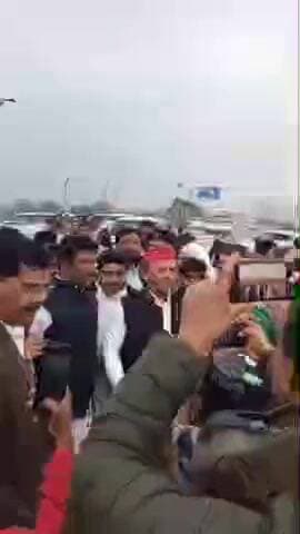तिर्वा: फगुआ गांव के सामने एक्सप्रेस वे पर रुका अखिलेश यादव का काफिला, लोहिया वाहिनी जिला अध्यक्ष से बोले- SIR, में जुट जाएं