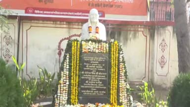 सीकर: कलेक्ट्रेट परिसर में महात्मा गांधी के शहीद दिवस पर श्रद्धांजलि कार्यक्रम का आयोजन हुआ