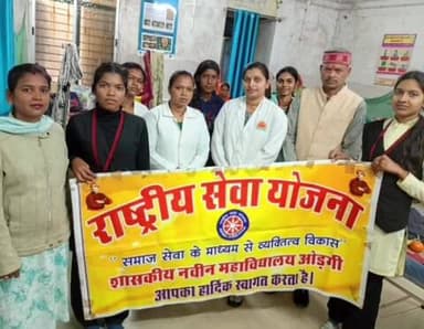 ओडगी: शहीद दिवस पर NSS स्वयंसेवकों ने मरीजों का हालचाल जानकर किया फल वितरण