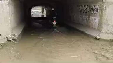 करछना: देवरी कला गांव के सामने किसानों के खेतों तक पानी पहुंचने से पहले मार्ग के रास्ते बह रहा बरदहा रजबहा का पानी