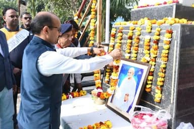 *शहीद दिवस पर राष्ट्रपिता महात्मा गांधी को अर्पित की श्रद्धांजलि*
*दो मिनट का मौन रखकर अमर शहीदों को किया नमन, गांधी दर्...