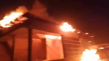 भवानीपुर: कामत टोला में भीषण अगलगी, 5 परिवारों के घर जलकर खाक, 4 मवेशियों की हुई मौत