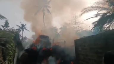 হিঙ্গলগঞ্জ: দু'নম্বর আমবেড়িয়া এলাকায় আগুনে ভস্মীভূত বাড়ি, পরিদর্শনে আসলেন পুলিশ ও জন প্রতিনিধিরা