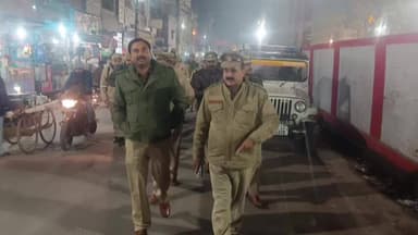 रामपुर: शुक्रवार को थाना कोतवाली क्षेत्र में अपर पुलिस अधीक्षक ने भारी पुलिस बल के साथ पैदल गश्त की
