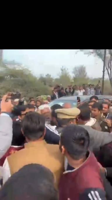 यूपी के मंत्री स्वतंत्र देव सिंह को बंधक बनाया गया, यूपी के महोबा विधायक ब्रजभूषण सिंह ने बंधक बनाया!!
चरखारी विधायक ब्र...