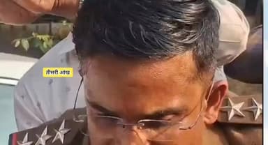 कर्नाटक लोकायुक्त पुलिस ने इंस्पेक्टर गोविंद राजू को 4 लाख रुपए रिश्वत लेते रंगे हाथ पकड़ा. पकड़े जाने के बाद पुलिसकर्मी ...