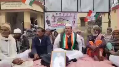 सोनबरसा: सोनबरसा प्रखंड मुख्यालय पर कांग्रेस का धरना, मनरेगा बचाने का लिया संकल्प