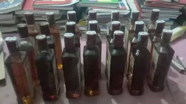 पातेपुर: बलिगांव थाना पुलिस ने गोबिंदपुर बेला गांव में झाड़ी से भारी मात्रा में विदेशी शराब बरामद की, छापेमारी जारी