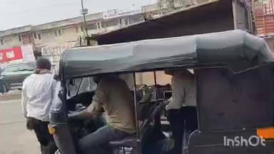 जळगाव: जळगाव कृषी उत्पन्न बाजार समितीच्या मुख्य प्रवेशद्वाराजवळ ट्रॅक्टरची ट्रॉली पलटी