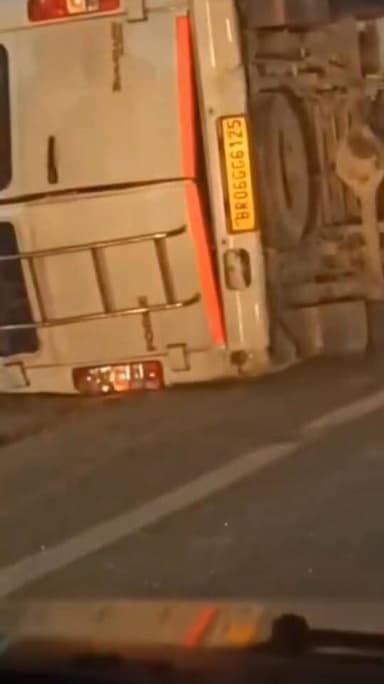 नेपाल से अयोध्या जा रही ट्रैवलर पलटी, 5 लोग घाय**ल #बस्ती