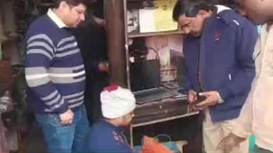 इटावा: शहर में उपसंभागीय परिवहन विभाग के यात्रीकर अधिकारी ने दो प्रदूषण जांच केंद्रों का किया औचक निरीक्षण, चेक किए प्रपत्र