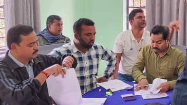 করিমপুর ২: করিমপুর ২ নম্বর ব্লকের বিভিন্ন বুথে চলছে এস আই আর নিয়ে হিয়ারিং