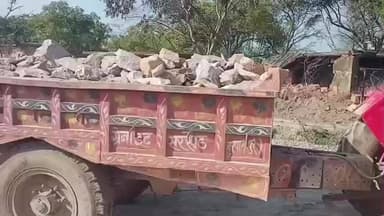 नौगांव: हरपालपुर में खनिज विभाग की कार्रवाई, एक डंपर सहित 3 ट्रैक्टर ट्रॉली जब्त कर थाने में रखवाए