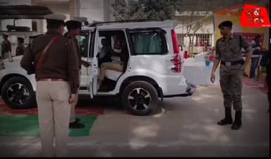 रोहतास के करगहर थाने में एसपी का लगा था जनता दरबार, जमीन से जुड़े विवाद में शामिल एक अभियुक्त हुआ जनता दरबार में शामिल, ...