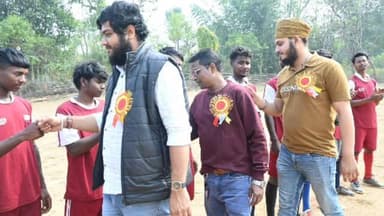 डुमरिया: बारूनिया गांव में 52वें वार्षिक फुटबॉल प्रतियोगिता का आयोजन, विधायक प्रतिनिधि तरुण सरदार हुए शामिल