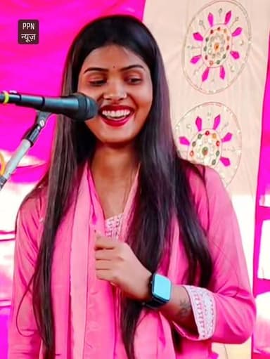 तस्वीर में दिख रही लड़की एक छोटे स्टेज की गायिका है। हालांकि बाद मंच अभी तक नहीं मिला है लेकिन इस लड़की की मुस्कान करोड़...