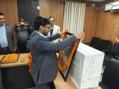 सत्य और अहिंसा के महान पुजारी, राष्ट्रपिता महात्मा गांधी की पुण्यतिथि के अवसर पर समाहरणालय सभागार में आयोजित एक कार्यक्...