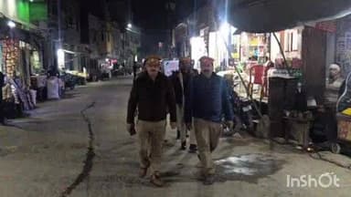 अलीगंज: अलीगंज पुलिस ने कस्बे में देर रात चलाया पैदल गश्त अभियान, कई वाहनों की तलाशी और संदिग्धों से की पूछताछ