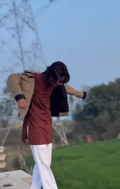 उत्तर प्रदेश के बरेली में 22 साल के फैज़ान की मौत हो गई। वो अंडर कंस्ट्रक्शन पुल पर रील बना रहा था।
#up #Bareilly #Reel-video #Hello2026 #ViralVideos