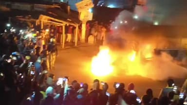 হরিহরপাড়া: চলন্ত যাত্রীবাহী বাসে দাউ দাউ করে জ্বলছে আগুন, বাস ভর্তি যাত্রীরা আতঙ্কে হরিহরপাড়ায়