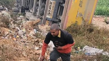 हर्रैया: राम जानकी मार्ग पर धर्मपुर चौराहे के पास टक्कर से ट्रेलर पलटा, दो लोग घायल