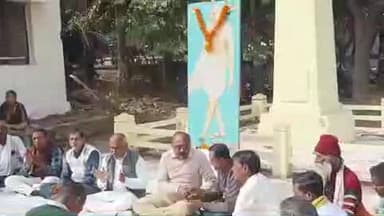 सिहोरा: थाने के पास शहीद स्मारक में कांग्रेस का धरना प्रदर्शन