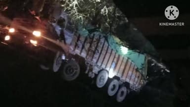 खानपुर: खानपुर क्षेत्र के झालावाड़-बारां मेगा हाईवे पर देर रात बाघेर की घाटी में अनियंत्रित होकर ट्रक खाई में गिरा