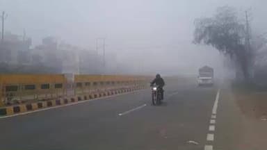 बुलंदशहर: बुलंदशहर में घने कोहरे ने एक बार फिर वाहनों की रफ्तार पर लगाया ब्रेक