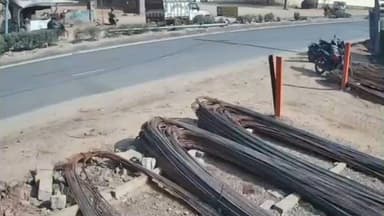 सांगानेर: सिरसी रोड पर क्षतिग्रस्त सड़क के कारण हादसा, दो कारों की आमने-सामने जबरदस्त भिड़ंत, सीसीटीवी में कैद हुई तस्वीरें