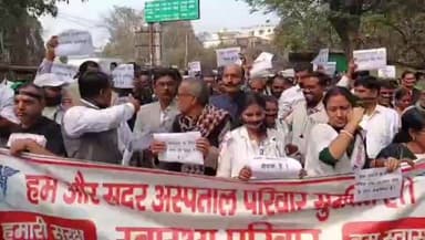 धनबाद/केंदुआडीह: सदर अस्पताल में बाउंड्री वॉल विवाद पर स्वास्थ्यकर्मियों का मौन विरोध प्रदर्शन