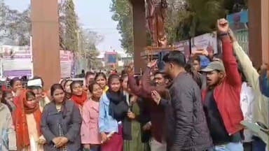 बेतिया: बेतिया समाहरणालय पर छात्रों का हंगामा, बीए परीक्षा छूटने से भड़के छात्र-छात्राएं