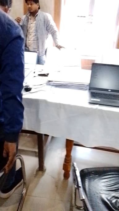 sir ka
zamaniya block
karya karne ke time par karmchari gayab