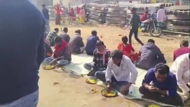 নলহাটি ১: মাঘী পূর্ণিমা উপলক্ষে গঙ্গায় স্নানের উদ্দেশ্যে যাওয়া পুরোন্যার্থীদের নলহাটিতে মধ্যাহ্নভোজনের ব্যবস্থা করলেন স্থানীয়রা