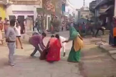 करछना: अकोढा़ बाजार में मायके आई महिला को दबंगों ने बीच सड़क पर मारपीट कर किया घायल, पुलिस जांच में जुटी