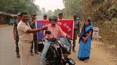 ବରଗଡ: ବୁଡେନ ପୋଲିସ ପକ୍ଷରୁ ଥାନା ଅଧିକାରୀ ସୁରେନ୍ଦ୍ର ଛାତ୍ରିଆଙ୍କ ତତ୍ୱାବଧାନରେ ଅନୁଷ୍ଠିତ ହେଲା ସଡ଼କ ସୁରକ୍ଷା ସଚେତନ କାର୍ଯ୍ୟକ୍ରମ l