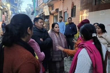 सिविल लाइन्स: वार्ड नंबर 9 से निगम पार्षद रूबी रावत ने कमालपुर क्षेत्र में सीवर निर्माण कार्यों का निरीक्षण किया