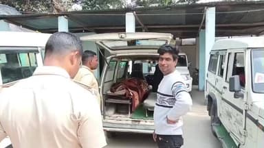 মাথাভাঙা ২: মাথাভাঙ্গা দুই ব্লকের বড়াই বাড়ি এলাকায় পথদুর্ঘটনার মৃত্যুর ঘটনায় শনিবার মাথাভাঙ্গা মর্গে নিয়ে আসা হয় ময়নাতদন্তের