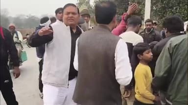 प्रतापगढ़: रसोइया मोड़ पर दो बाइकों की भीषण टक्कर, जिलाध्यक्ष दिनेश तिवारी ने घायलों को अस्पताल पहुँचाया