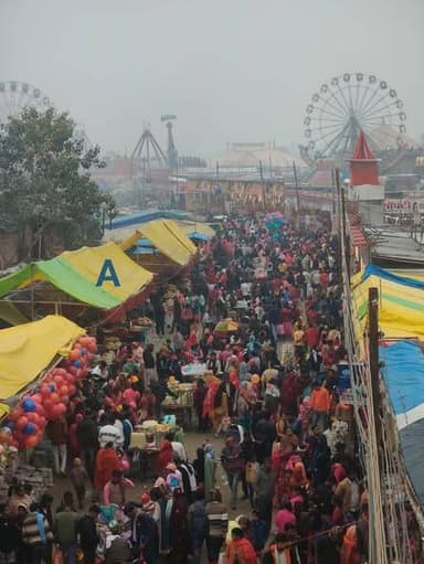 अंतिम चरण में मेला रामनगरिया, कड़ाके की सर्दी के बीच भी उमड़ रही भारी भीड़
फर्रुखाबाद के पांचाल घाट गंगा तट पर लगे मेल...