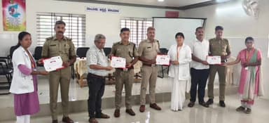 ಹಳಿಯಾಳ: ಪೊಲೀಸ್ ಇಲಾಖೆ, ಜಿಲ್ಲಾ ಆರೋಗ್ಯ ಮತ್ತು ಕುಟುಂಬ ಕಲ್ಯಾಣ ಇಲಾಖೆ ಹಾಗೂ ವಿವಿಧ ಇಲಾಖೆಗಳ ಆಶ್ರಯದಡಿ ತಾಲೂಕು ಆಸ್ಪತ್ರೆಯಲ್ಲಿ ರಕ್ತದಾನ ಶಿಬಿರ