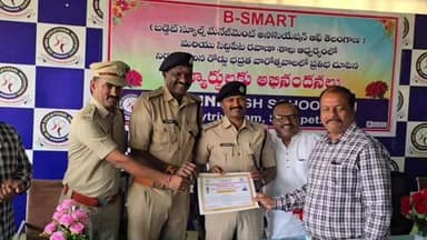 సిద్దిపేట అర్బన్: జాతీయ రోడ్డు భద్రతా మాసోత్సవాల సందర్భంగా వివిధ పోటీల్లో ప్రతిభ కనబరిచిన విద్యార్థులకు బహుమతులు చేసిన రవాణా శాఖ అధికారులు